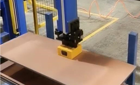 Elevación Automática de Placa de Acero de con Pinza Magnética en Sistema de Robot de Pórtico