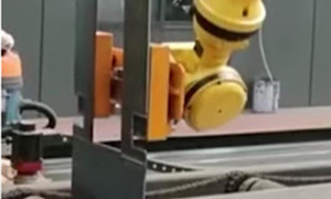 Pinza Magnética del Robot que Manipula Pieza de Chapa Metálica en Línea de Soldadura