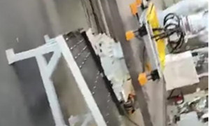 Robot que Transfiere Estructura de Acero con Pinza Magnética