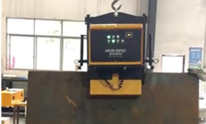 Elevación Vertical de Losa de Acero con Elevador Magnético a Batería