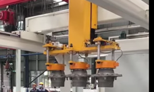 Robot Cartesiano que Despaletiza Cubos de Ruedas de Acero con Pinza Magnética Personalizada 